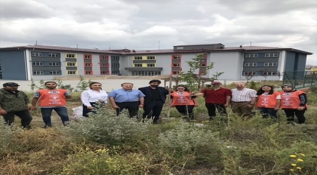 TEMA Kayseri'de okul bahçelerini ağaçlandırıyor