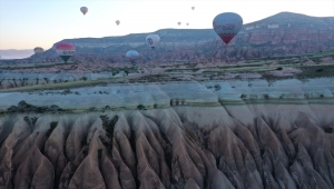 Turistler, Kapadokya'nın "renkli tepeleri"ni balondan seyrediyor