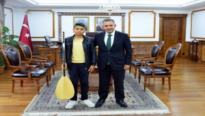 Vali Buhara, Neşet Ertaş türküsü okuyan çocuğa saz hediye etti