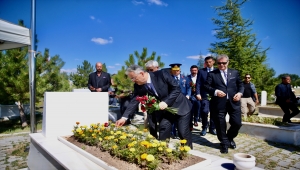 15 Temmuz şehidi polis Fatih Dalgıç kabri başında anıldı
