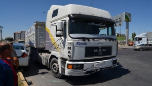 Aksaray'da otomobil ile tırın çarpışması sonucu 4 kişi yaralandı