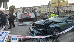 Ankara'da otomobil ile ambulansın çarpışması sonucu 3 kişi hafif yaralandı