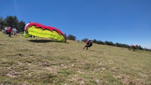 Çankırı'da düzenlenen yamaç paraşütü mesafe yarışması başladı