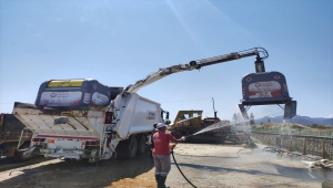 Çöp konteynırları dezenfekte ediliyor