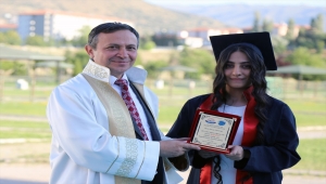 ERÜ Hukuk Fakültesi öğrencileri diplomalarını aldı 