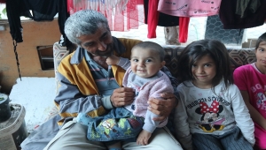 Eşini selde kaybeden baba, acısını 5 çocuğuyla bastırıyor
