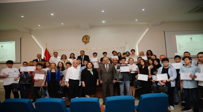 Eskişehir'de LGS sınavında başarılı olan öğrenciler ödüllendirildi