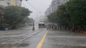 Eskişehir'de sağanak, su baskınlarına neden oldu