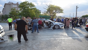 GÜNCELLEME - Konya'da iki otomobilin çarpıştığı kazada 15 kişi yaralandı