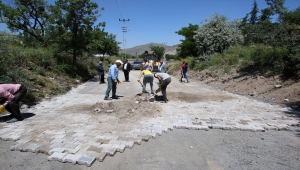 Hacılar'da kilitli parke döşeme çalışması sürüyor