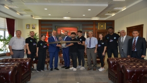 KAEÜ Rektörü Karakaya, TEKNOFEST 2022 finalinde yarışacak "AHİTEK" takımıyla buluştu