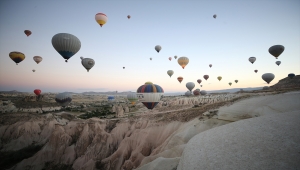 Kapadokya'da turistler hem yerin altını hem üstünü keşfe çıkıyor