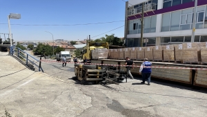 Karaman'da devrilen forkliftin operatörü yaralandı