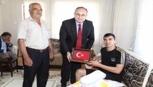 Kaymakam Keleş ve Belediye Başkanı Demirbaş'tan gazi Emre Sayan'a ziyaret