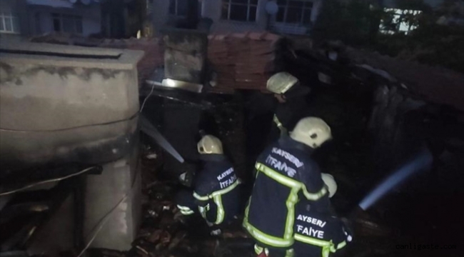Kayseri'de apartmanın çatısında çıkan yangında hasar oluştu