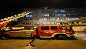 Kayseri'de apartmanın çatısındaki yangın söndürüldü