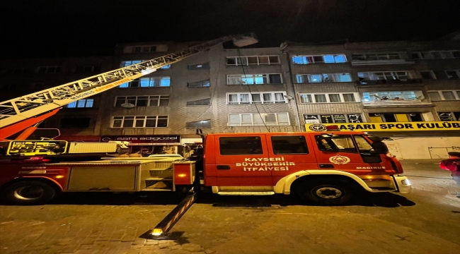 Kayseri'de apartmanın çatısındaki yangın söndürüldü