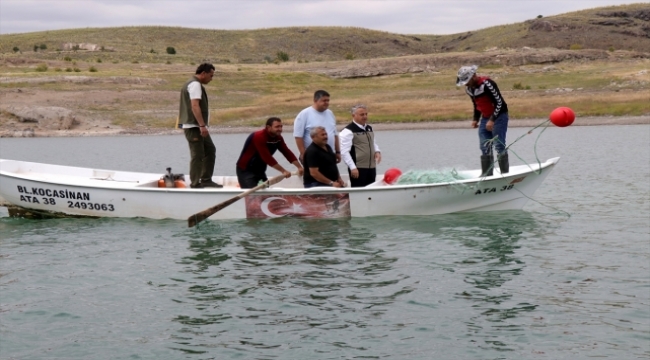 Kayseri'de balık av sezonu başladı! İlk ağ Yamula Barajı Gölü'ne serildi