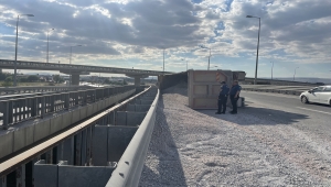 Kayseri'de devrilen mıcır yüklü kamyonun sürücüsü yaralandı