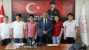 Kayseri'de LGS kapsamındaki sınavdan tam puan alan öğrencilere hediye verildi