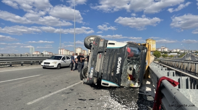 Kayseri'de mıcır yüklü kamyon devrildi