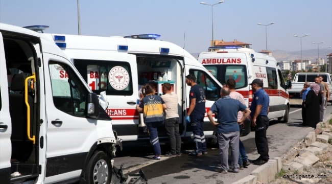 Kayseri'de minibüs ile hafif ticari aracın çarpıştı: 8 kişi yaralandı
