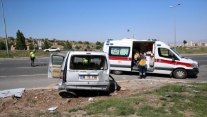 Kayseri'de minibüs ile hafif ticari aracın çarpıştığı kazada 8 kişi yaralandı