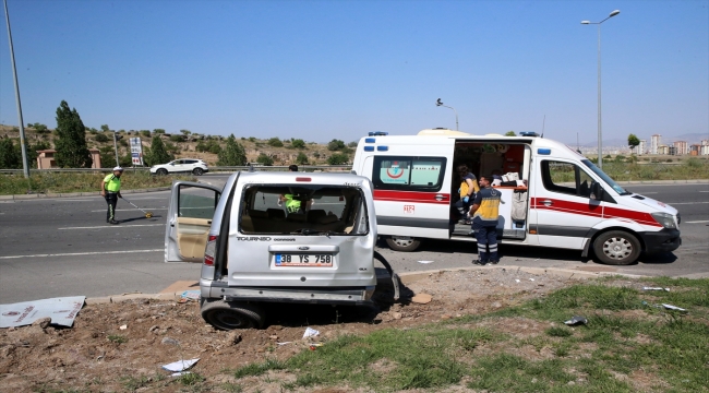Kayseri'de minibüs ile hafif ticari aracın çarpıştığı kazada 8 kişi yaralandı