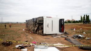 Kayseri'de şarampole devrilen tur otobüsündeki 30 kişi yaralandı (Güncelleme)