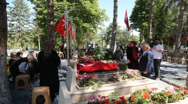 Kayseri'de şehit polis memuru mezarı başında anıldı