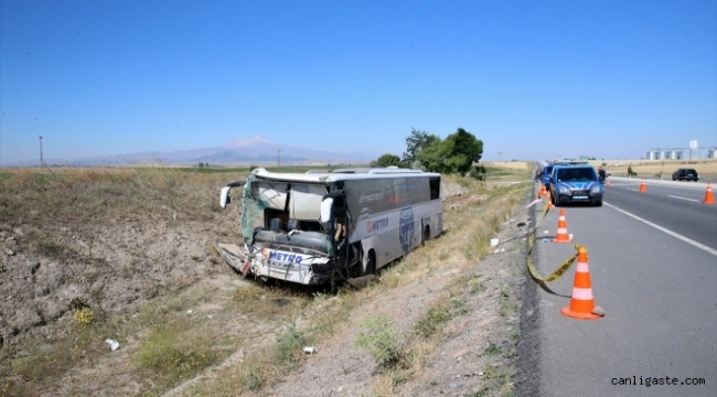 Kayseri'de yolcu otobüsü yoldan çıktı: 12 kişi yaralandı