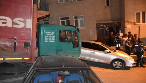 Kırıkkale'de freni boşalan kamyon park halindeki 9 araca çarptı