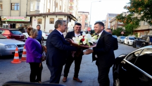 MHP'ye yeniden katılan milletvekili Baki Ersoy, partisinin il başkanlığını ziyaret etti