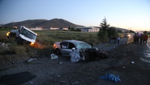 Nevşehir'de iki otomobille kamyonetin çarpıştığı kazada 5 kişi yaralandı