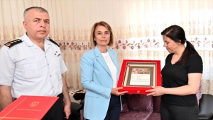 Nevşehir Valisi Becel, şehit Bozkurt'un eşine "Şehadet Belgesi"ni verdi