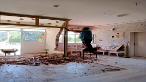 Okul müdürü ve öğretmenler yaz tatillerini okulun bakımını yaparak geçiriyor