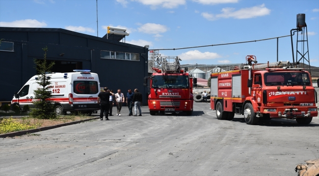 Sivas'ta fabrikanın deposunda çıkan yangında 4 işçi dumandan etkilendi