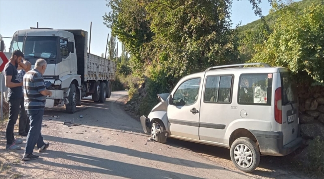 Sivas'ta iki aracın karıştığı kazada 4 kişi yaralandı