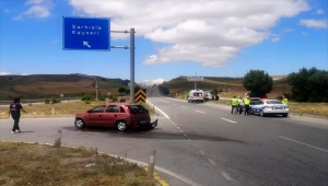 Sivas'ta iki otomobilin çarpıştığı trafik kazasında 5 kişi yaralandı