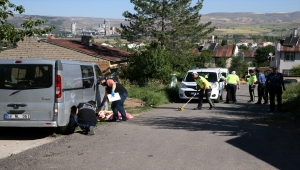 Sivas'ta oğlunun kullandığı minibüsün altında kalan kadın öldü