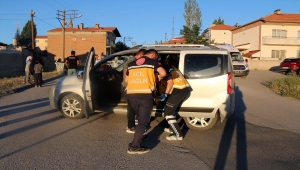 Sivas'ta otomobil ile hafif ticari aracın çarpıştığı kazada 2 kişi yaralandı 