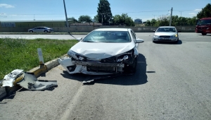 Sivas'ta otomobil ile minibüsün çarpışması sonucu 2 kişi yaralandı