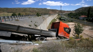 Sivas'ta uçurumun kenarında asılı kalan tırın sürücüsü yaralandı