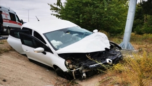 Sivas'ta yol kenarına savrulan otomobildeki 4 kişi yaralandı 