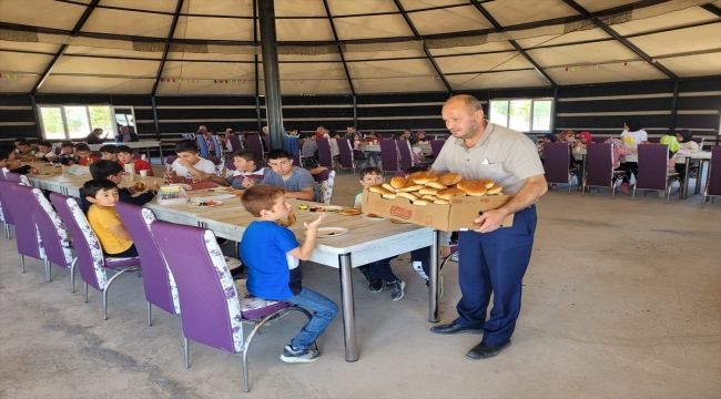 Ulaş'ta yaz Kur'an kursu öğrencileri kahvaltıda bir araya geldi