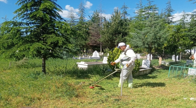 Uruş Mahallesinde mezarlıktaki otlar temizlendi
