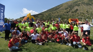 Vali Çiçek ve Başkan Büyükkılıç bayramda çocuklar ve gençlerle Ali Dağı'nda buluştu