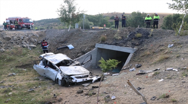 Yozgat'ta otomobil menfeze düştü, bir kişi öldü, iki kişi yaralandı