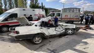 Aksaray'da otomobilin kamyona çarpması sonucu 2 kişi öldü