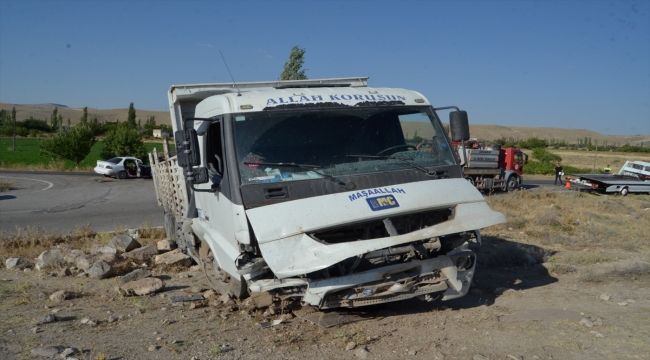 Aksaray'da otomobilin kamyonla çarpışması sonucu 4 kişi yaralandı